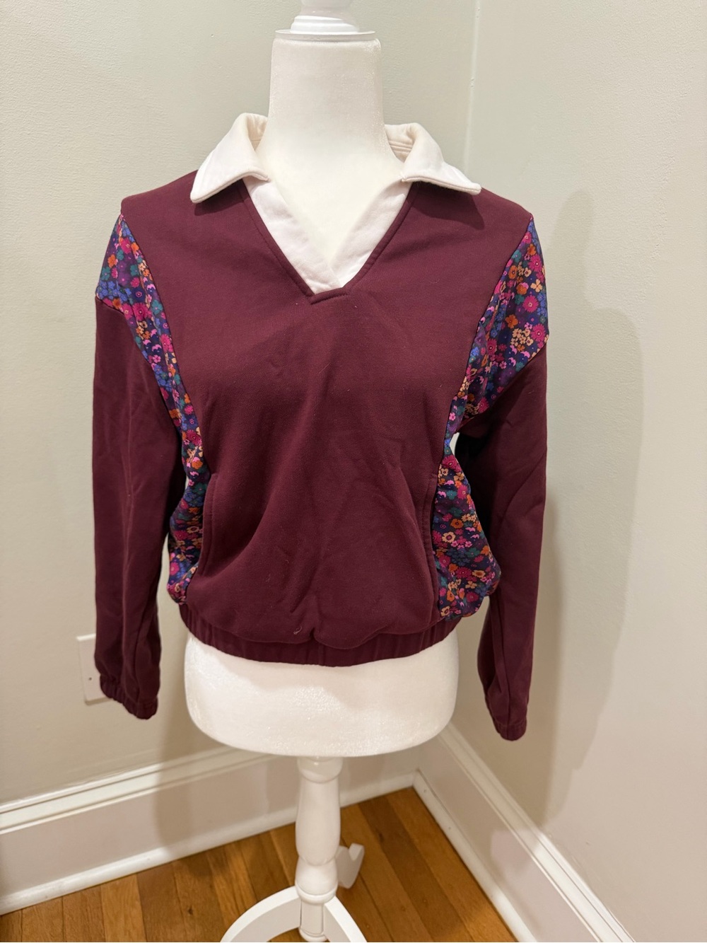 SSYS Women’s Burgundy V-Neck Pullover with Floral Trim and Contrast Collar